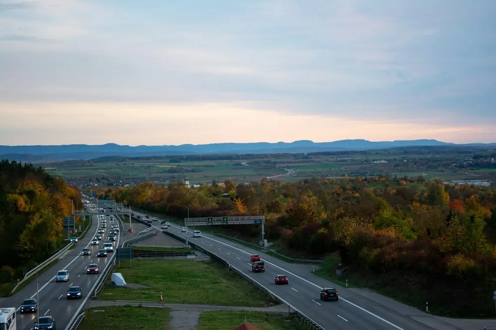 angst autofahren autobahn verkehr vogelperspektive