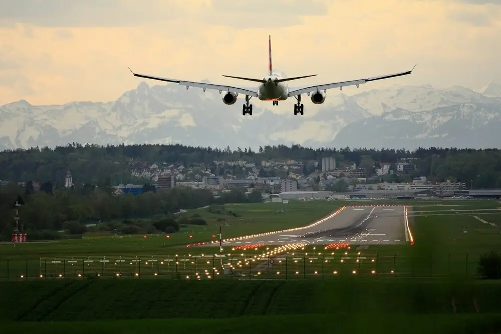 flugangst flugzeug landeanflug flughafen bergkulisse