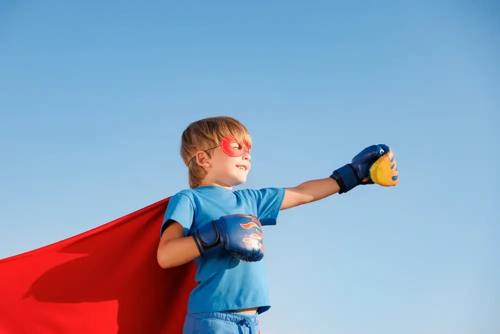kindercoaching junge superheld boxhandschuhe blauer himmel