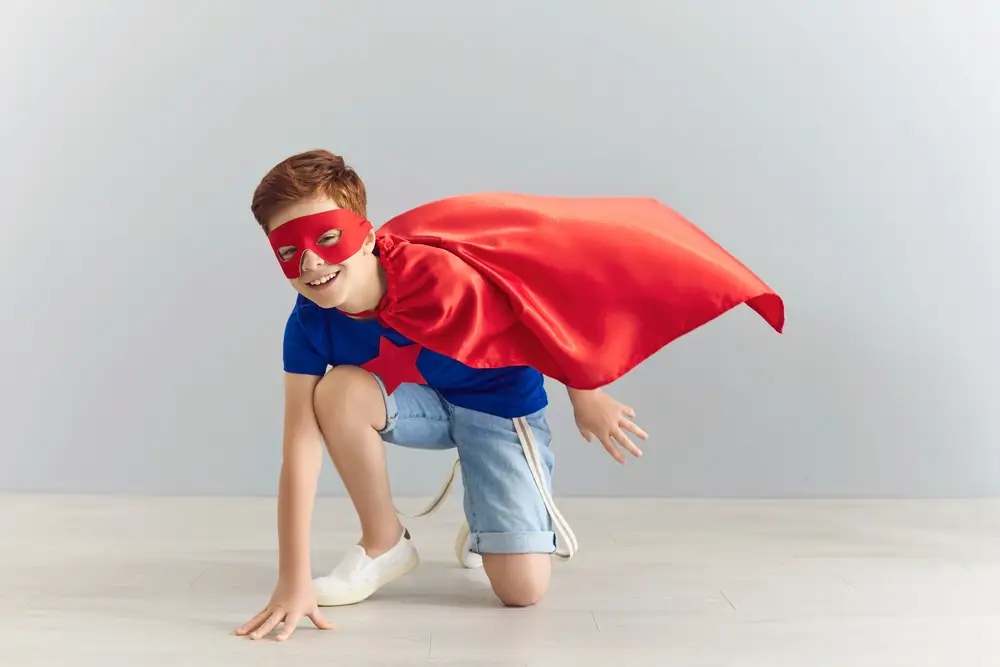 kindercoaching junge superheld rote maske umhang
